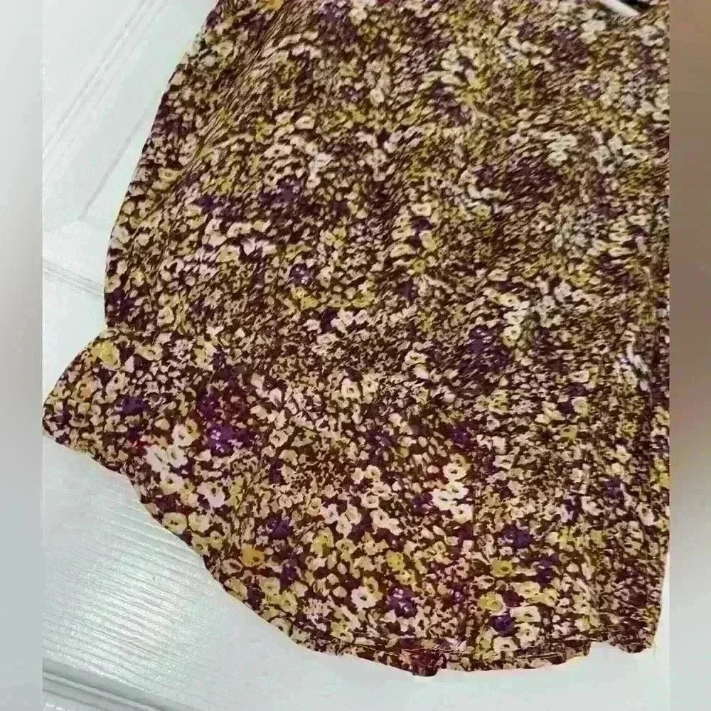 💚  3/$15 Lightweight Floral Short Sleeved Blouse - Picture 4 of 6